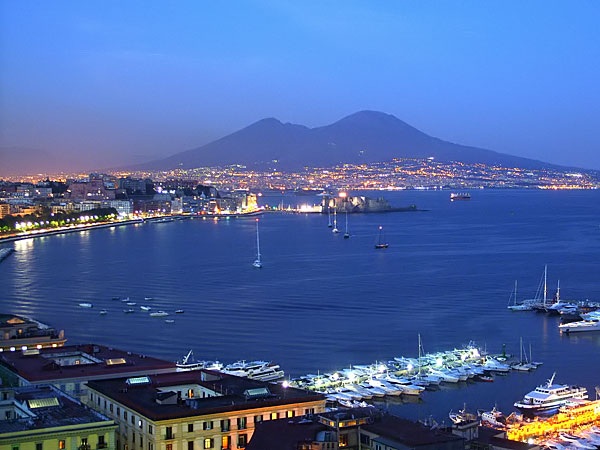 NapoliSfondoVesuvio